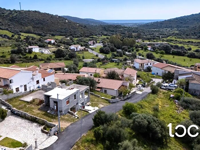 Casa quadrilocale in vendita in Posada