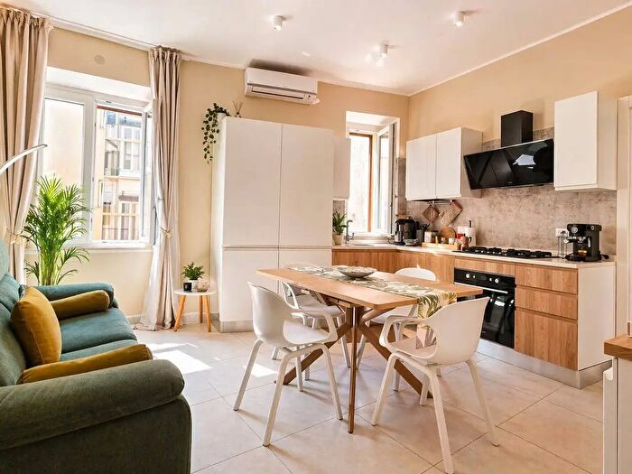 Appartamento trilocale in vendita in Via Roma, Anzio