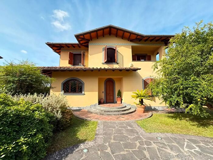 Casa con 13 locali in vendita in Massa