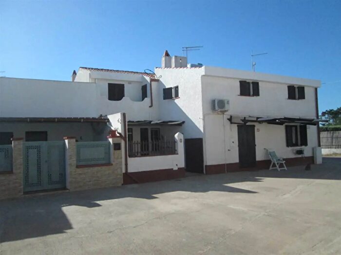 Casa con 6 locali in vendita in Calasetta