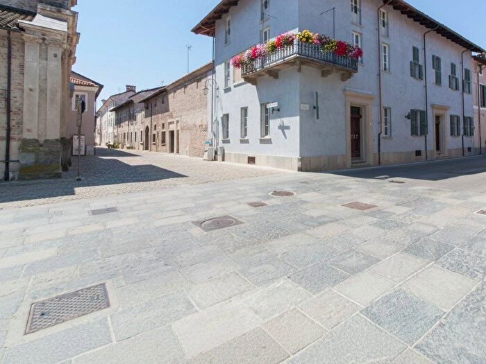 Appartamento trilocale in affitto in Via Giuseppe Garibaldi, Centro, Cherasco
