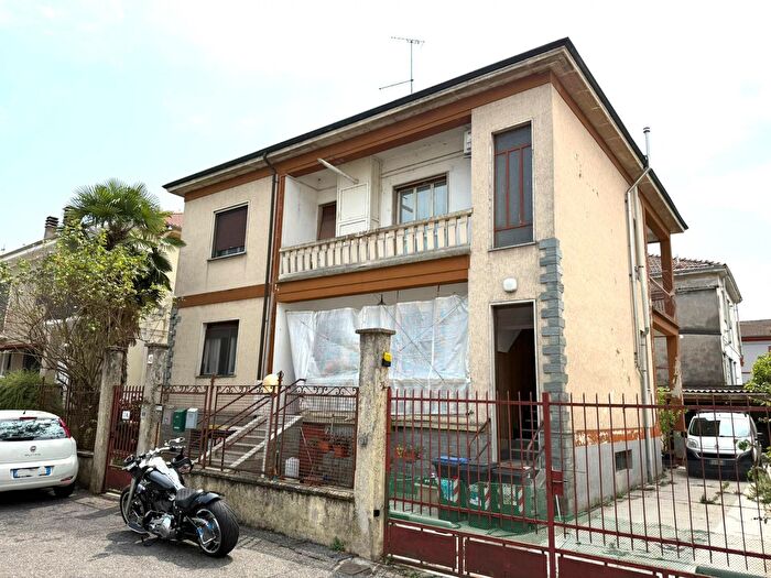 Appartamento con 5 locali in vendita in Via Milano, Casale Monferrato