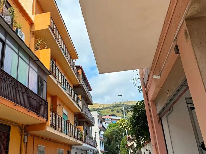 Appartamento trilocale in vendita in Via Oglio Vecchio, Messina