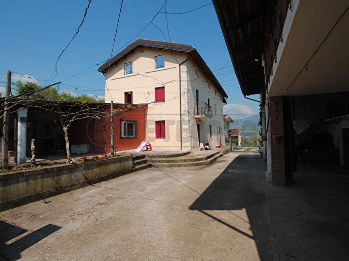 Casa con 9 locali in vendita in Piazza Roma, Brogliano