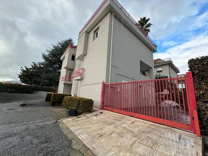 Casa con 8 locali in vendita in Via Pietro Nenni Snc, Lamezia Terme