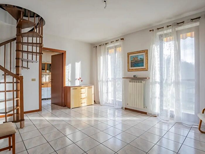 Appartamento trilocale in vendita in Via Fratelli Bandiera, Grantola