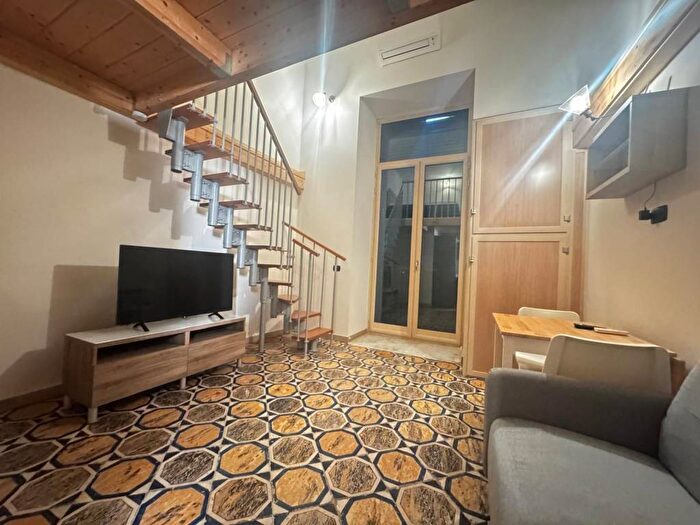 Appartamento bilocale in affitto in Piazza Camillo Benso di Cavour, Sanità, Napoli