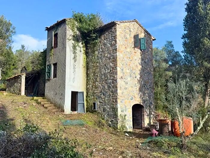 Casa con 8 locali in vendita in Riparbella