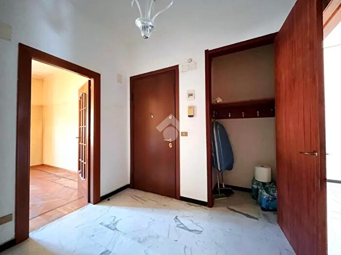 Appartamento quadrilocale in vendita in Via dei Cinque Santi, Genova