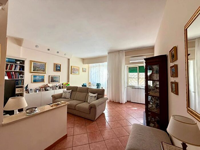 Appartamento con 7 locali in vendita in Via del Gran Sasso, Napoli