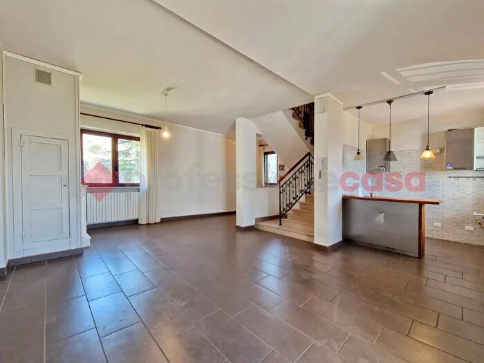 Casa con 6 locali in vendita in Via Madonna dAppari, LAquila