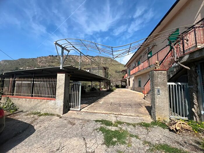 Casa con 8 locali in vendita in Localita' Fiumara, Amantea
