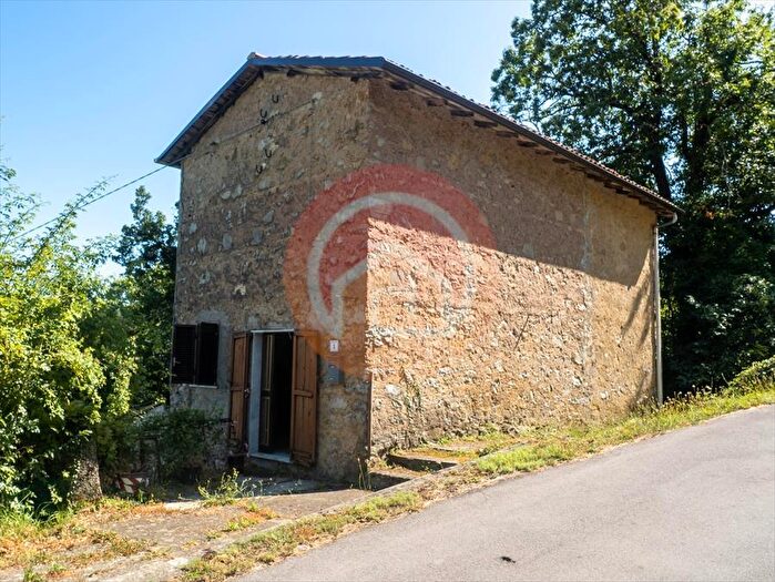 Casa con 8 locali in vendita in Località Croce di Sopra Brucciano, Molazzana