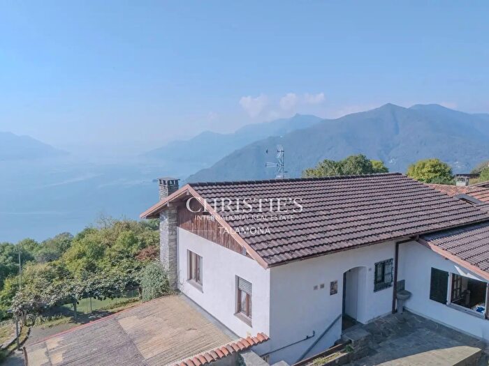 Appartamento con 5 locali in vendita in Via Temistocle Solera, Maccagno con Pino e Veddasca