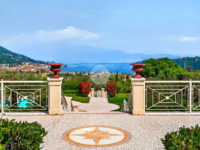 Appartamento trilocale in vendita in Via del Panorama, Salo