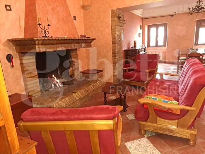 Casa con 5 locali in vendita in Via Roma di Villa Penna, Bellante