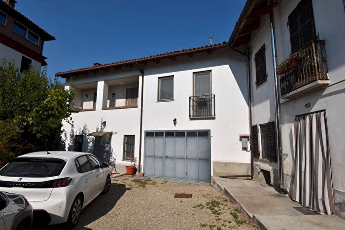 Casa con 10 locali in vendita in Via Giovanni Giobert, Mongardino