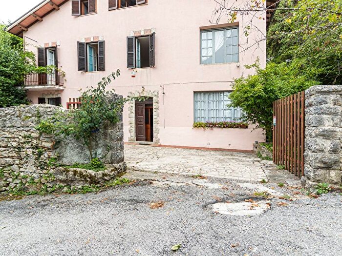 Casa con 6 locali in vendita in Via Roma, Orvinio