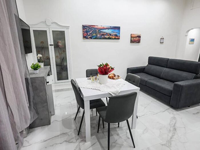 Appartamento bilocale in affitto in Via Matteo Renato Imbriani, Piazza Canneto Salvator Rosa, Napoli