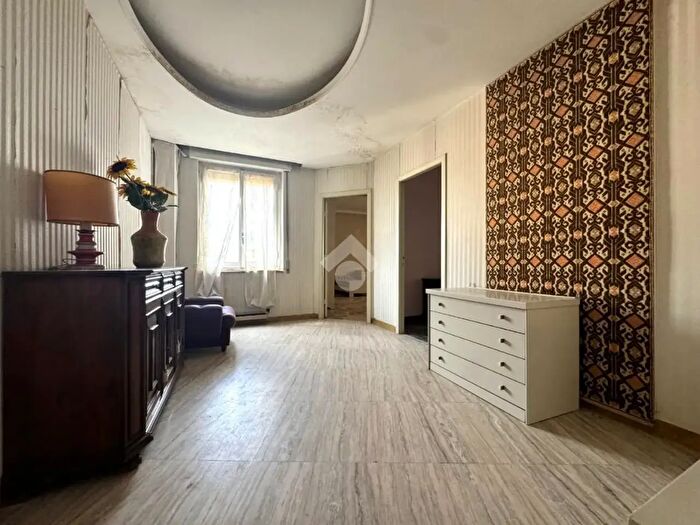 Appartamento con 6 locali in vendita in Via Santa Barbara, Nuoro