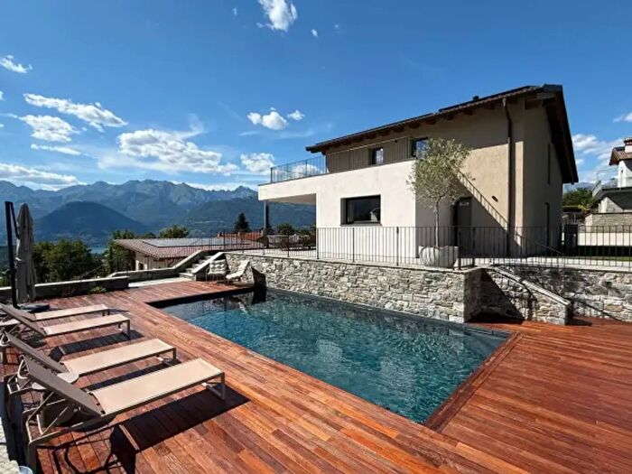 Casa con 5 locali in vendita in Via Pra' La Vaca, Colico