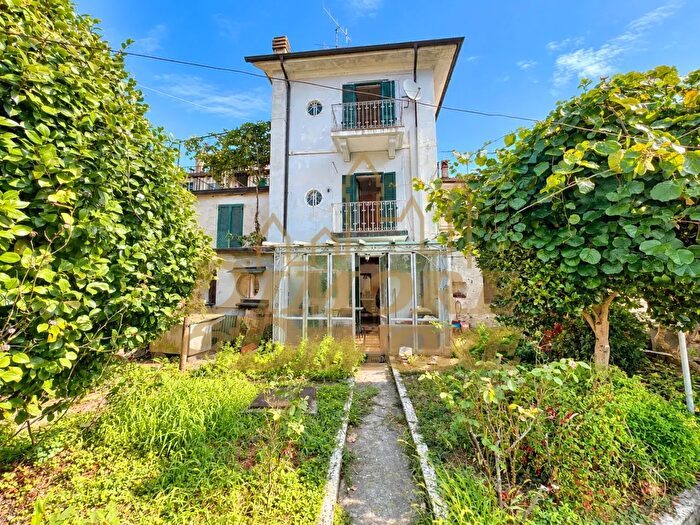 Casa con 10 locali in vendita in Via Metaldi, Luino