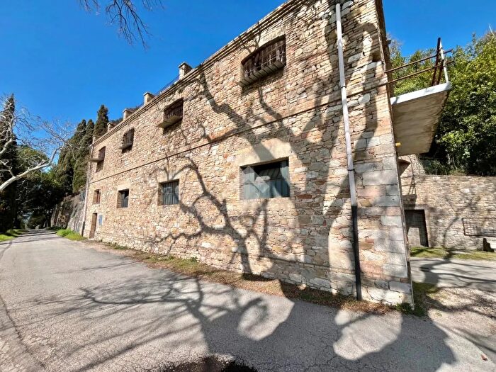 Casa quadrilocale in vendita in Via Trifone Benzi, Assisi