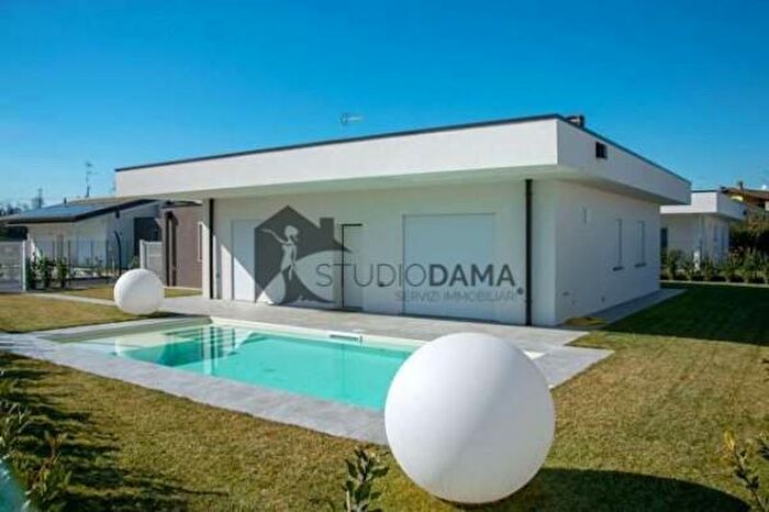 Casa quadrilocale in vendita in Viale Belvedere, Manerba Del Garda