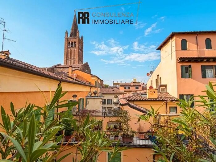 Appartamento trilocale in vendita in Via Fama, Verona