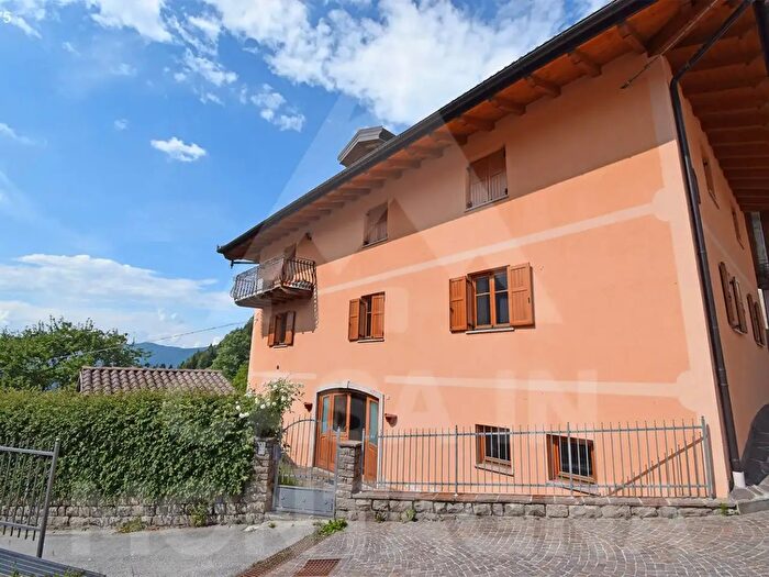 Casa con 7 locali in vendita in Bedollo