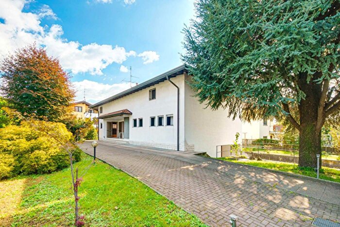 Casa con 5 locali in vendita in Via Leopardi, Fagnano Olona