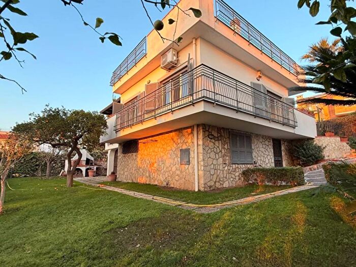 Casa con 6 locali in affitto in Via Monte Nuovo Licola Patria, Licola Cuma, Pozzuoli