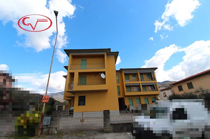 Appartamento con 6 locali in vendita in Via Bianco da Lanciolina, Loro Ciuffenna