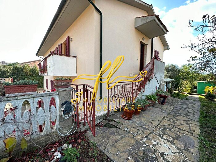 Casa con 8 locali in vendita in Guardistallo