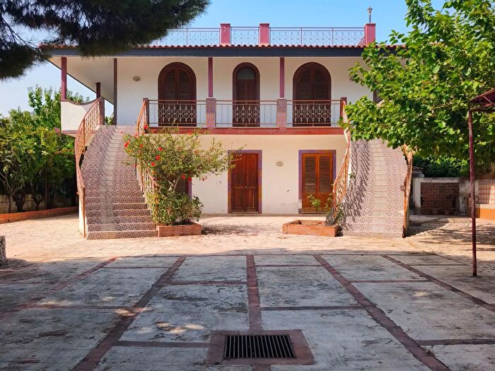 Casa con 16 locali in vendita in Via Piraineto, Carini