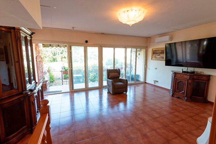 Casa con 7 locali in vendita in Via Pisa, Luni