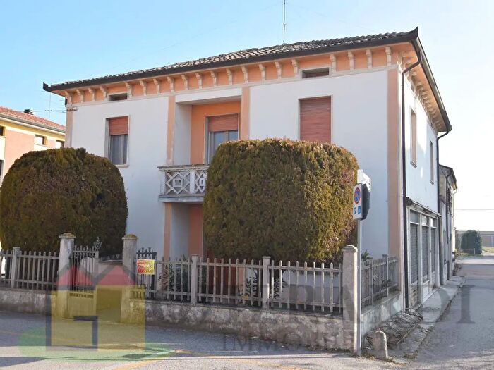 Casa con 7 locali in vendita in Piazza della Chiesa, Argenta