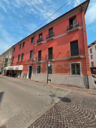 Appartamento con 5 locali in vendita in Via l Ricchieri Detto Celio, Rovigo