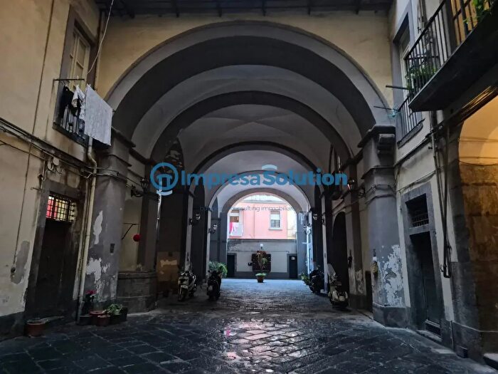 Appartamento con 5 locali in vendita in Via Stella, Napoli