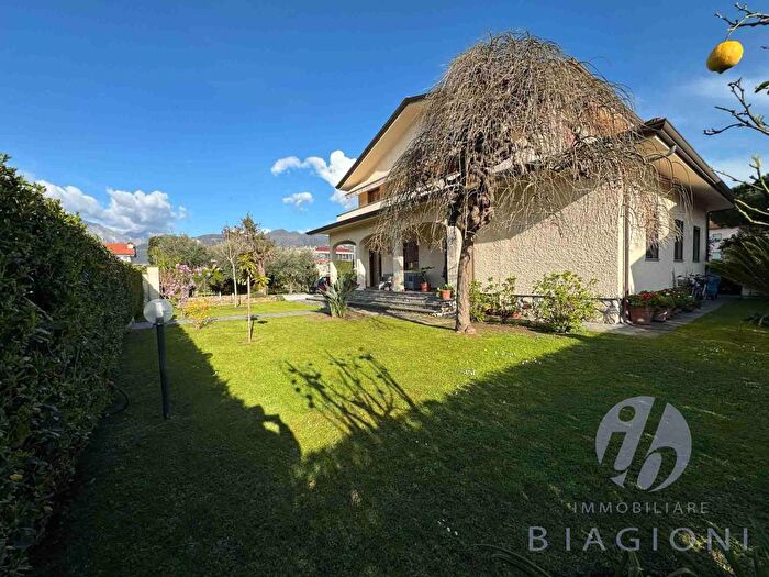 Casa con 12 locali in vendita in Forte Dei Marmi