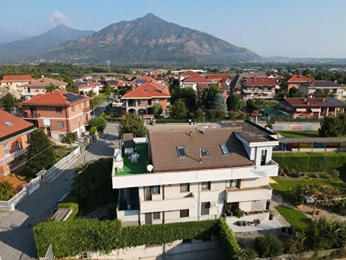 Casa con 9 locali in vendita in Strada Bucet, Rosta