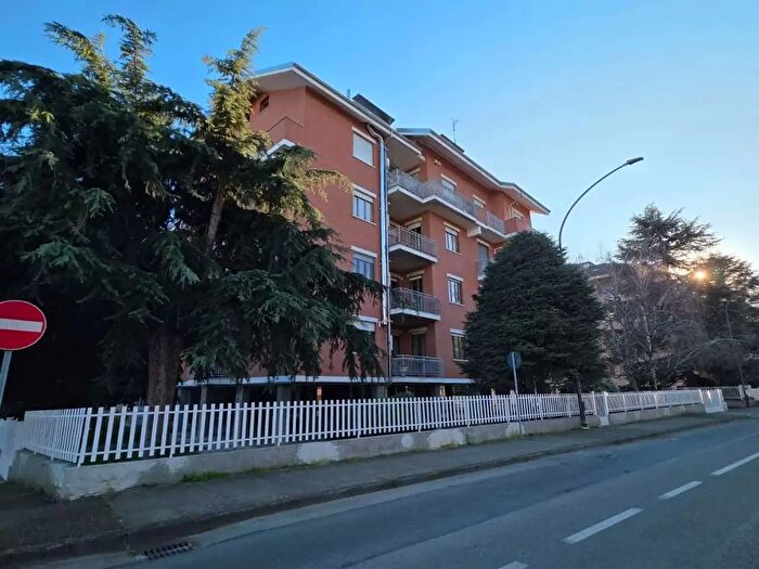 Appartamento con 6 locali in vendita in Via Bezzi, Asti