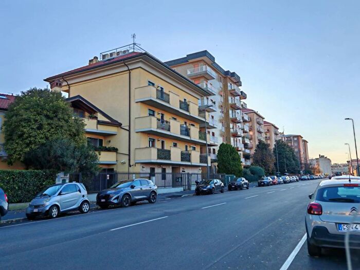 Appartamento trilocale in affitto in Via Domenico Trentacoste, Lambrate, Milano