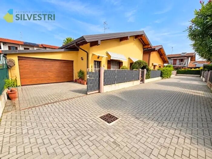 Casa quadrilocale in vendita in Bellinzago Novarese