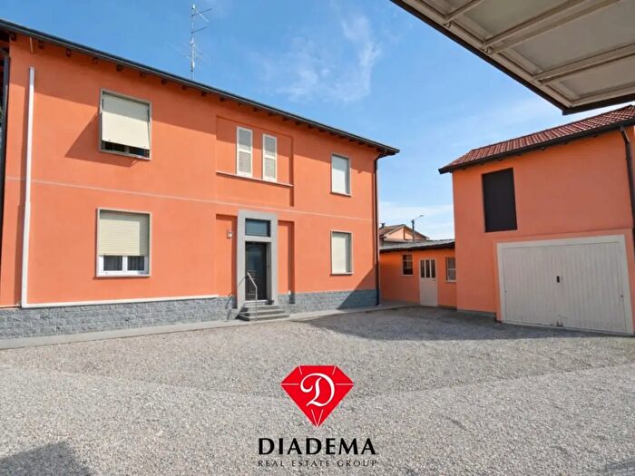 Casa con 10 locali in vendita in Via Ugo Foscolo, Gornate Olona