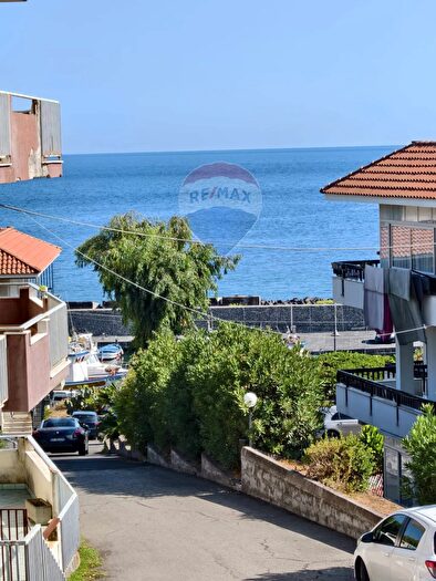 Appartamento quadrilocale in vendita in Via del Mare, Acireale