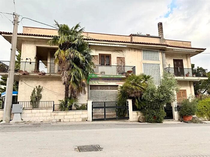 Casa con 7 locali in vendita in Piazza Martiri, Giarratana
