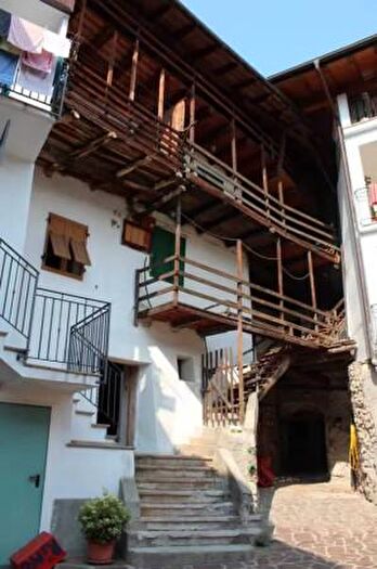 Casa con 6 locali in vendita in Frazione Savignano, Pomarolo