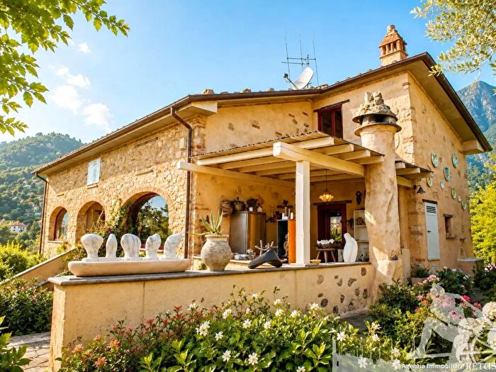 Casa con 17 locali in vendita in Camaiore