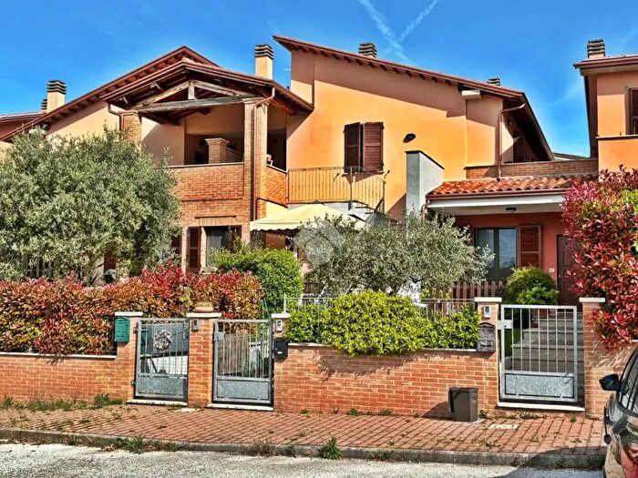 Appartamento quadrilocale in vendita in Via Flaminia Sud, Gualdo Tadino